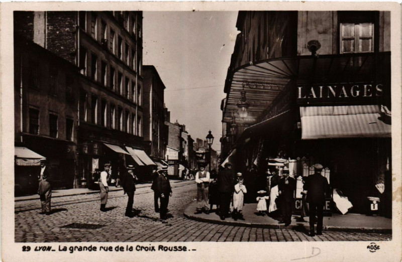 Carte postale ancienne Lyon La grande rue de la croix Rousse à Lyon
