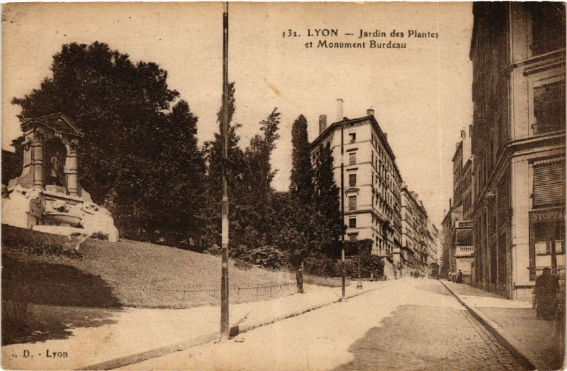 Carte postale ancienne Lyon Jardin des Plantes et Monument Burdeau à Lyon