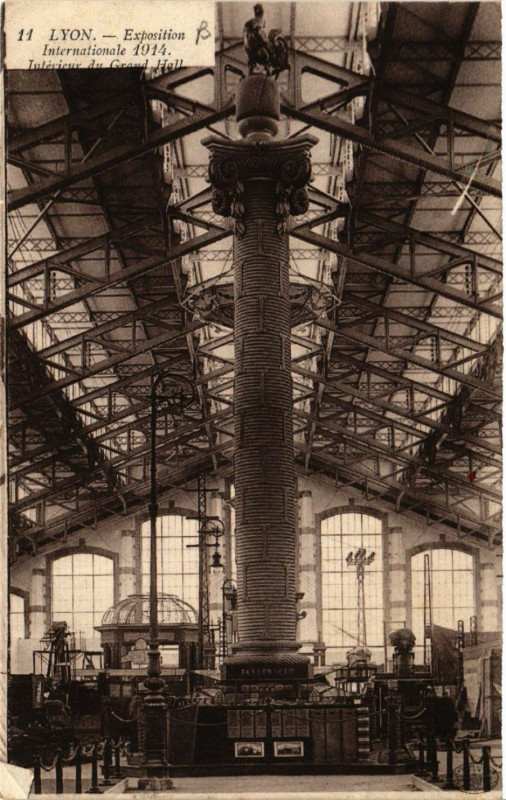 Carte postale ancienne Lyon Interieur de Grand Hall à Lyon