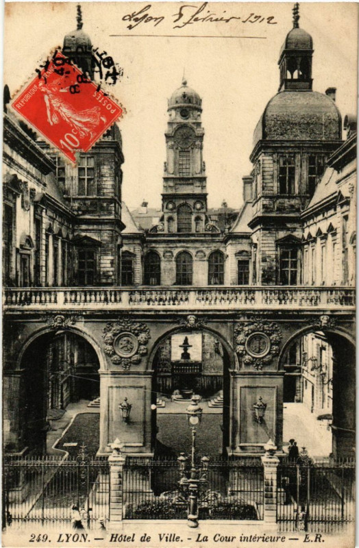 Carte postale ancienne Lyon Hotel de Ville. La Cour interieure à Lyon