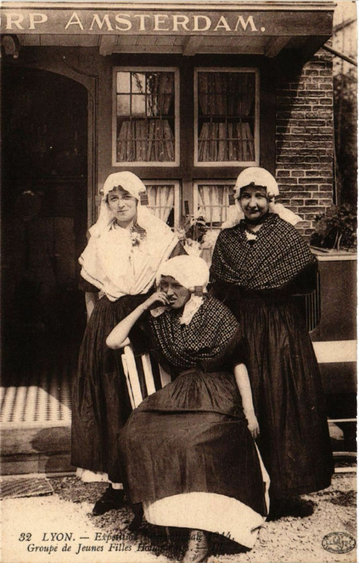 Carte postale ancienne Lyon Groupe de Jeunes Filles Hollanduises à Lyon