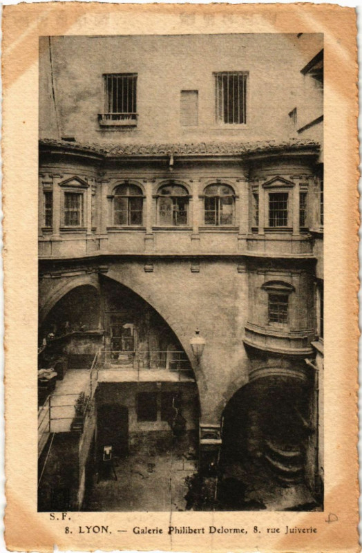 Carte postale ancienne Lyon Galerie Philibert Delorme à Lyon