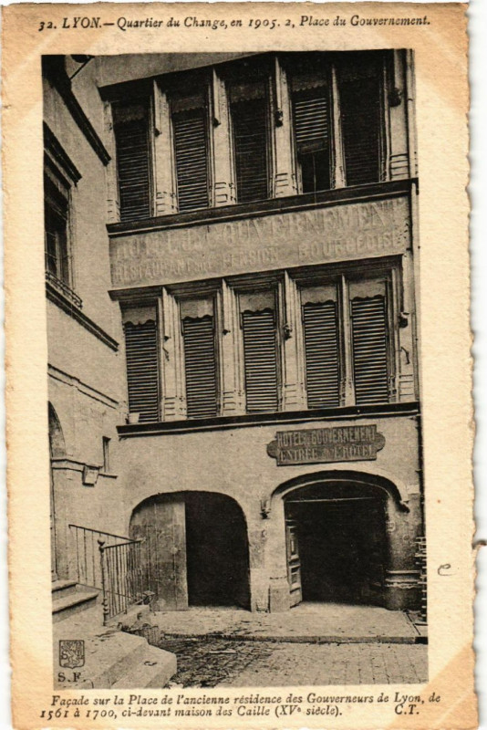 Carte postale ancienne Lyon Facade sur la Place de l'ancienne residence des Gouverneurs à Lyon