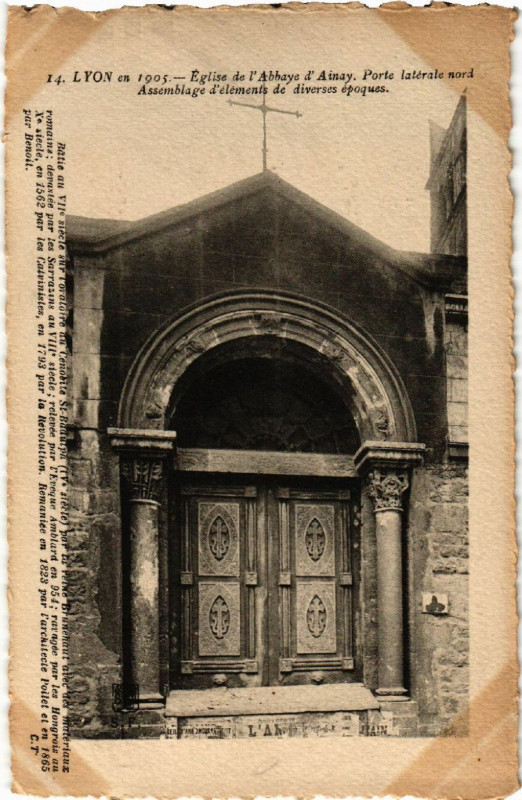 Carte postale ancienne Lyon Eglise de l'Abbaye d'Ainay.Porte laterale nord. à Lyon