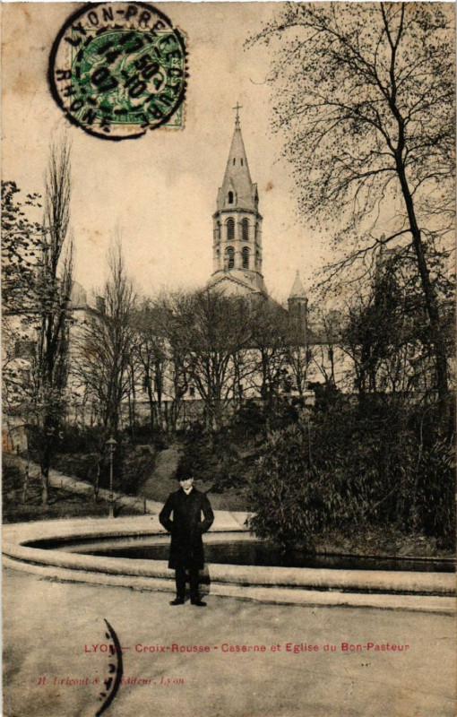 Carte postale ancienne Lyon Crois Rousse. Caserne et Eglise du Bon Pasteur à Lyon