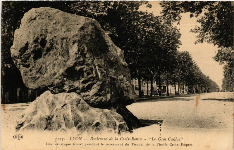 Carte postale ancienne Lyon Boulevard de la Croix Rousse. Le Gros Caillou à Lyon