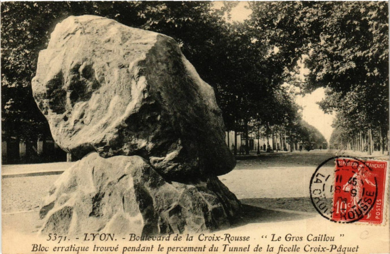 Carte postale ancienne Lyon Boulevard de la Croix Rousse. Le Gros Caillou à Lyon