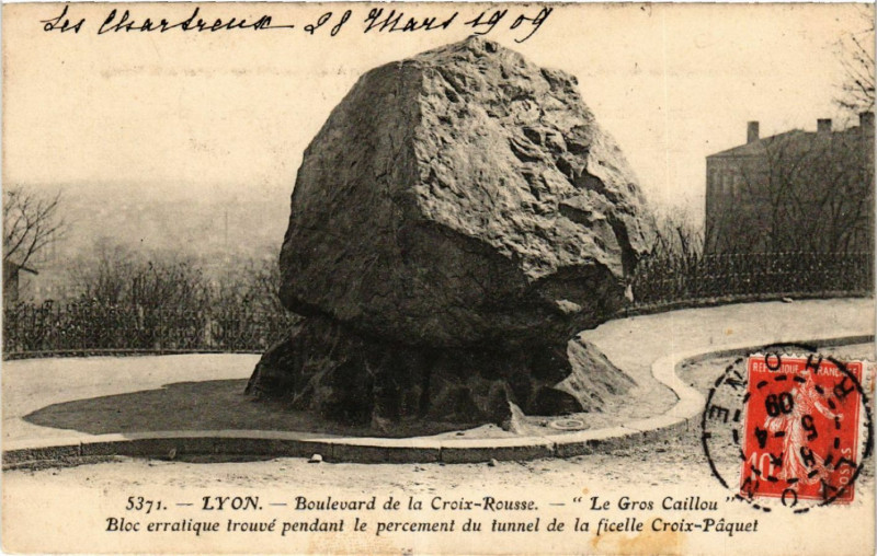 Carte postale ancienne Lyon Boulevard de la Croix Rousse. Le Gros Caillou à Lyon