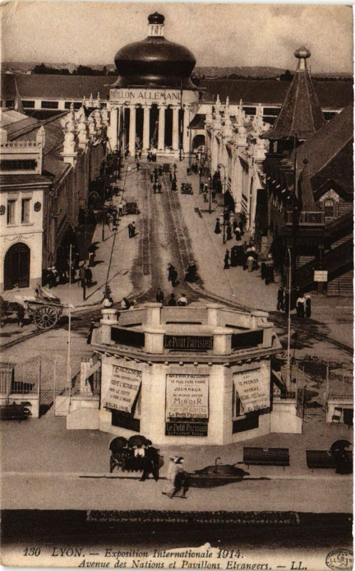 Carte postale ancienne Lyon Avenue des Nations et Pavillons Etrangers à Lyon