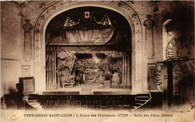 Carte postale ancienne Pensionnat St-Louis Cours des Chartreux-Lyon Salle des Fetes à Cours