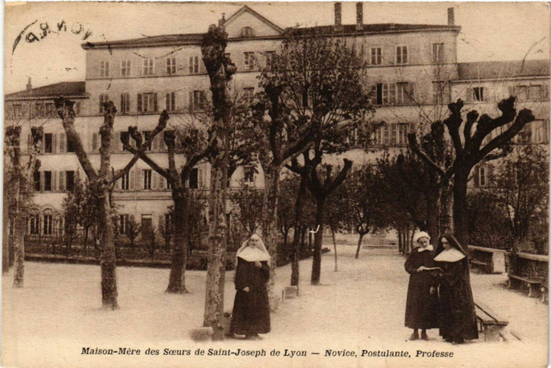 Carte postale ancienne Maison-Mere des Soeurs de Saint-Joseph de Lyon-Novice Postulante à Lyon