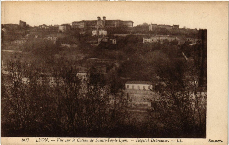 Carte postale ancienne Lyon-Vue sur le Coteau de Ste-Foy le Lyon Hopital Debrousse à Lyon