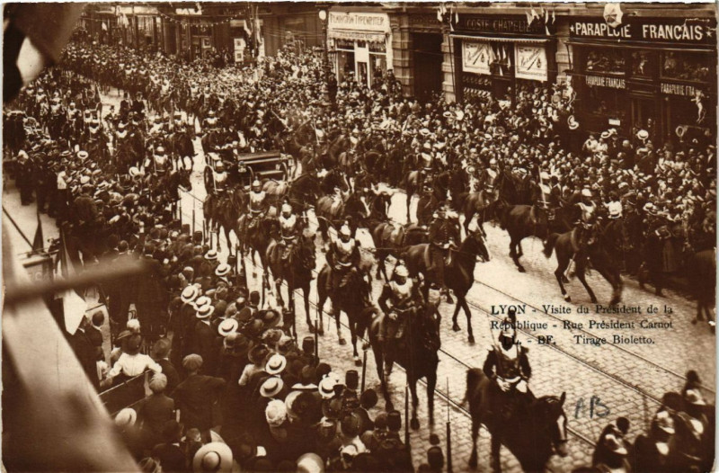 Carte postale ancienne Lyon-Visite du President de la Republique Rue President Carnot à Lyon