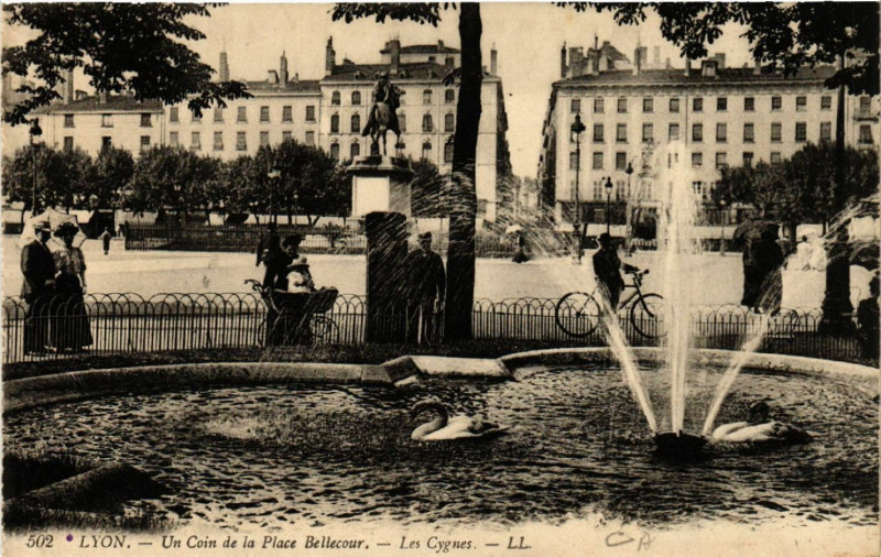 Carte postale ancienne Lyon-Un Coin de la Place Bellecour Les Cygnes à Lyon