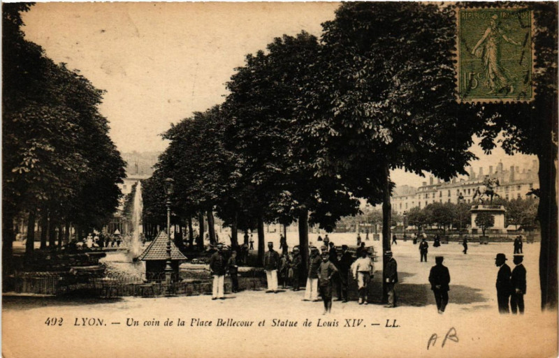 Carte postale ancienne Lyon-Un coin de la Place Bellecour et Statue de Louis Xiv à Lyon