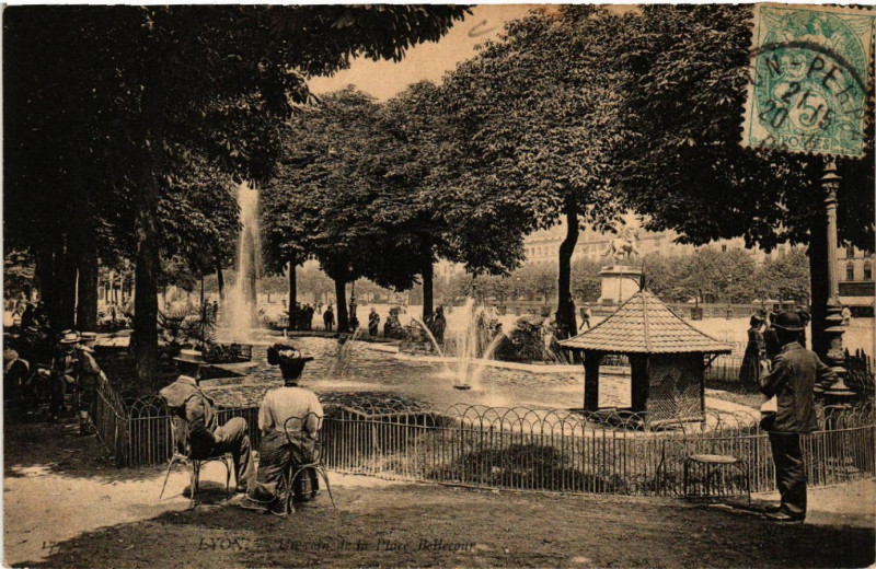 Carte postale ancienne Lyon-Un coin de la Place Bellecour à Lyon