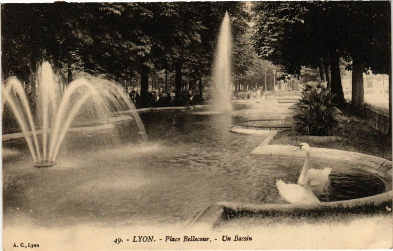 Carte postale ancienne Lyon-Un Bassin Place Bellecour à Lyon