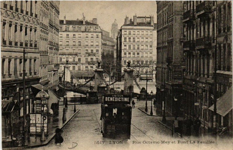 Carte postale ancienne Lyon-Rue Octavio-Mey et Pont La Feuillee à Lyon
