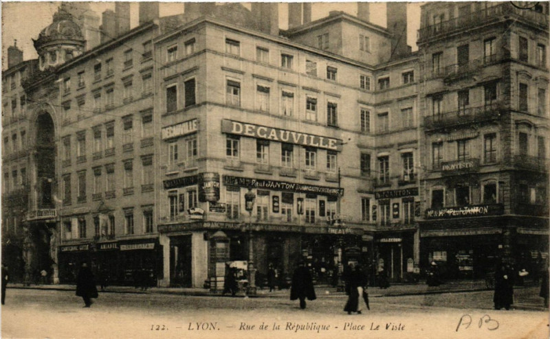 Carte postale ancienne Lyon-Rue de la Republique-Place Le Viste à Lyon