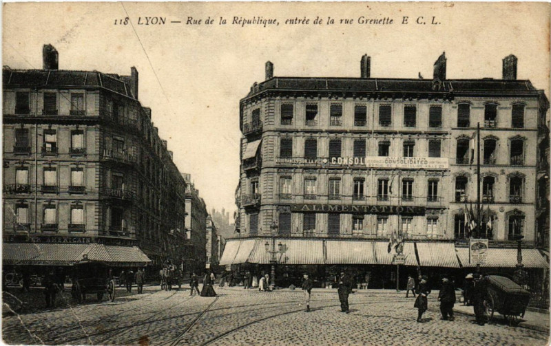Carte postale ancienne Lyon-Rue de la Republique entrée de la rue Grenette à Lyon