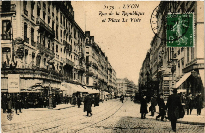 Carte postale ancienne Lyon-Rue de la Republique et Place Le Viste à Lyon