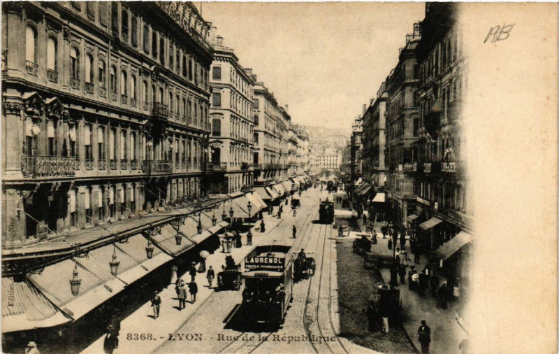 Carte postale ancienne Lyon-Rue de la Republique à Lyon