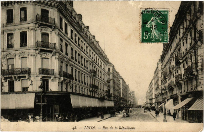 Carte postale ancienne Lyon-Rue de la Republique à Lyon