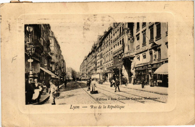 Carte postale ancienne Lyon-Rue de la Republique à Lyon