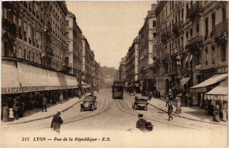 Carte postale ancienne Lyon-Rue de la Republique à Lyon