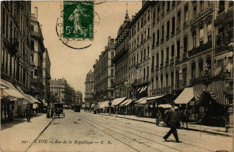 Carte postale ancienne Lyon-Rue de la Republique à Lyon