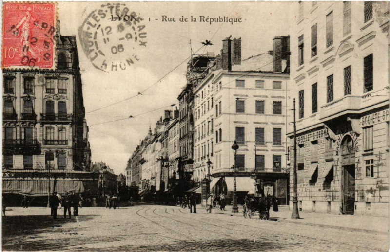 Carte postale ancienne Lyon-Rue de la Republique à Lyon