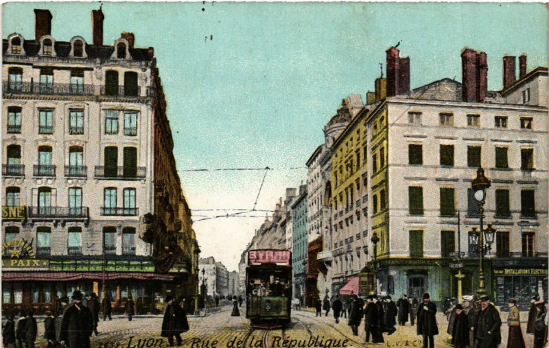 Carte postale ancienne Lyon-Rue de la Republique à Lyon