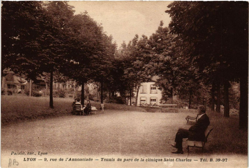 Carte postale ancienne Lyon-Rue de l'Annonciade Tennis du parc de la clinique St-Charles à Lyon