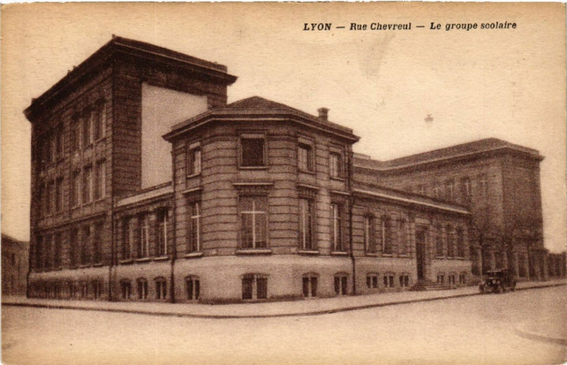 Carte postale ancienne Lyon-Rue Chevreul Le groupe scolaire à Lyon