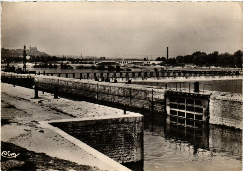 Carte postale ancienne Lyon-Rhone Confluents Rhone et Saone Ecluse de la Mulatiere à Lyon