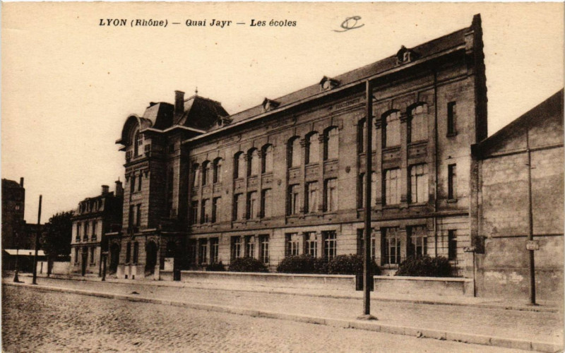 Carte postale ancienne Lyon-Quai Jayr Les Ecoles à Lyon