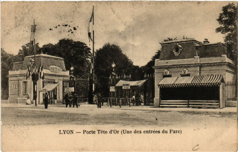 Carte postale ancienne Lyon-Porte Tete d'Or Une des entrées du Parc à Lyon