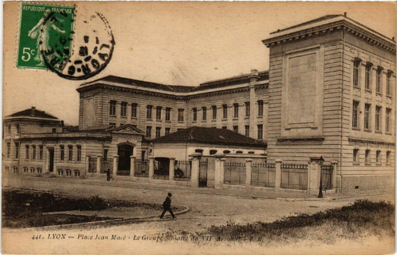 Carte postale ancienne Lyon-Place Jean Mace Le Groupe Scolaire à Lyon