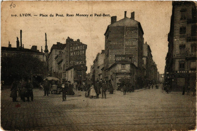Carte postale ancienne Lyon-Place du Pont Rues Moncey et Paul-Bert à Lyon