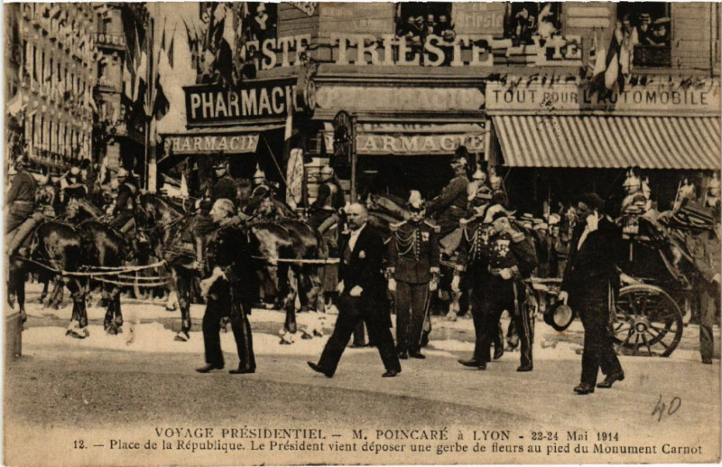 Carte postale ancienne Lyon-Place de la Republique. Le President vient deposer une gerbe à Lyon