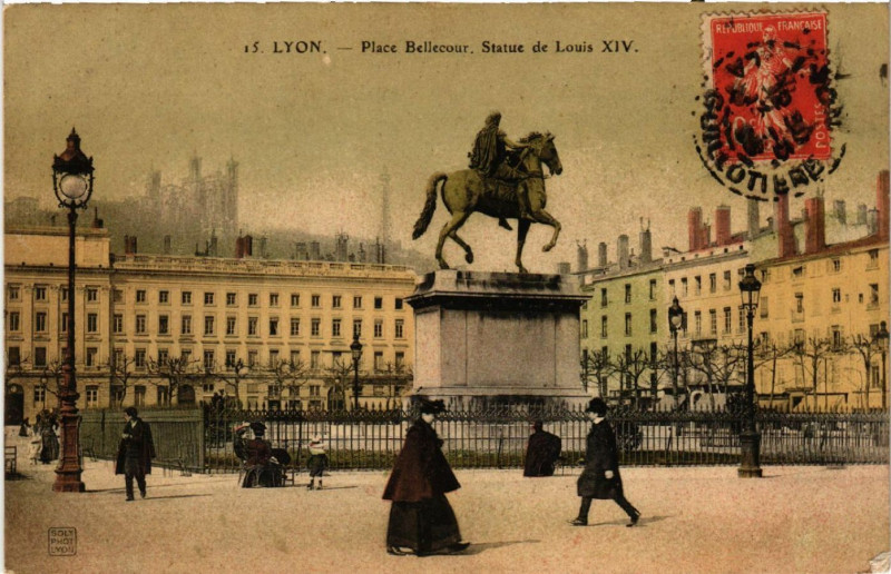 Carte postale ancienne Lyon-Place Bellecour Statue de Louis Xiv à Lyon