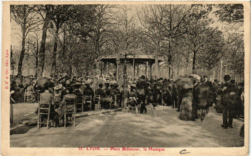 Carte postale ancienne Lyon-Place Bellecour la Musique à Lyon