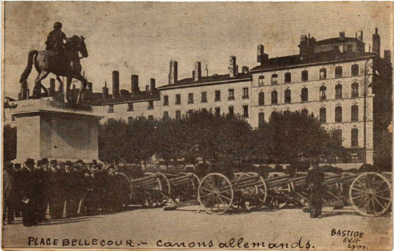 Carte postale ancienne Lyon-Place Bellecour Canons Allemands à Lyon