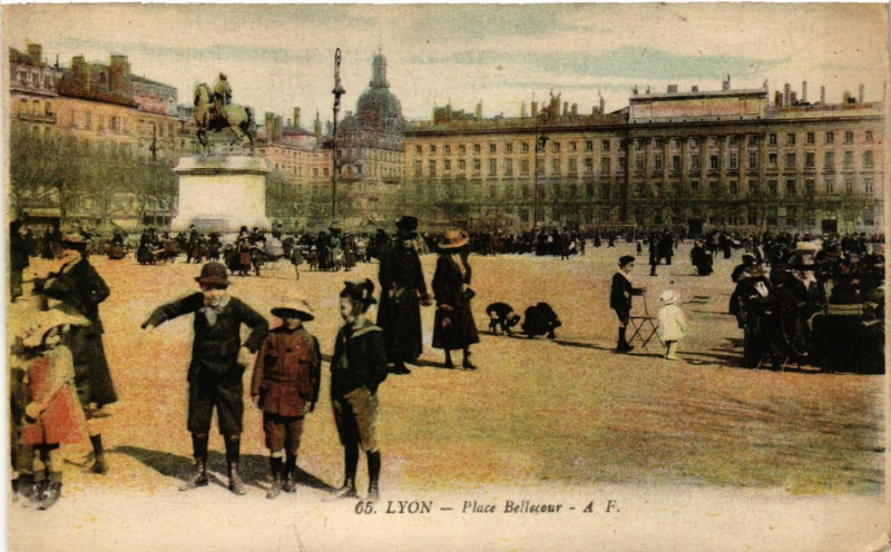 Carte postale ancienne Lyon-Place Bellecour à Lyon