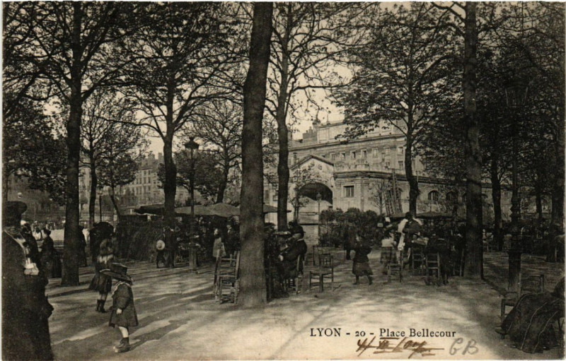 Carte postale ancienne Lyon-Place Bellecour à Lyon