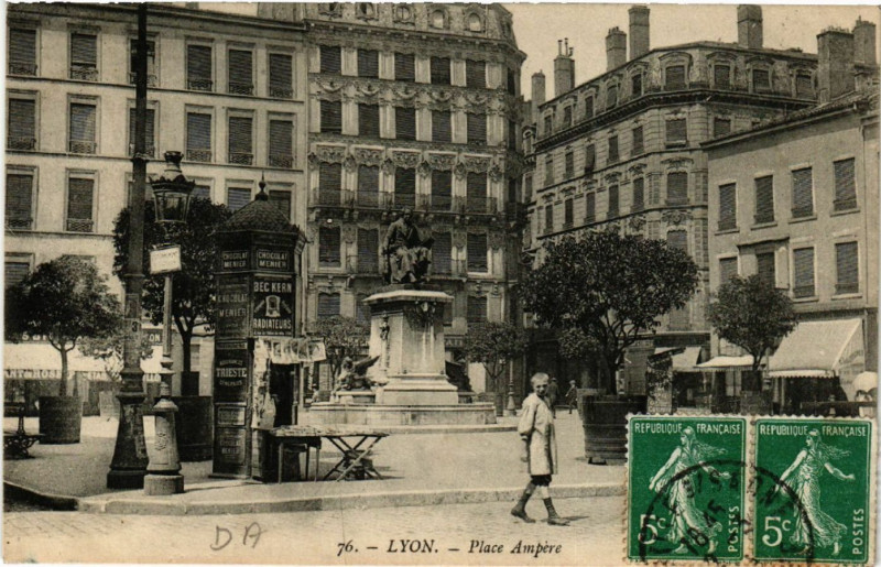 Carte postale ancienne Lyon-Place Ampere à Lyon