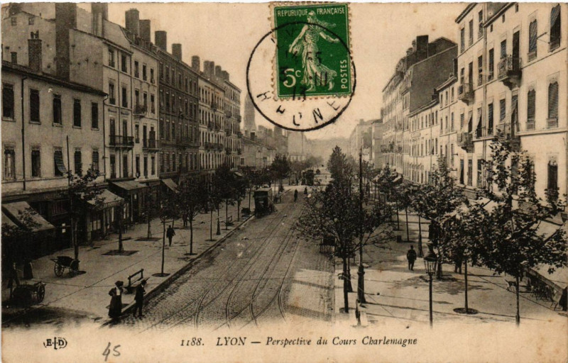 Carte postale ancienne Lyon-Perspective du Cours Charlemagne à Lyon 2e Arrondissement