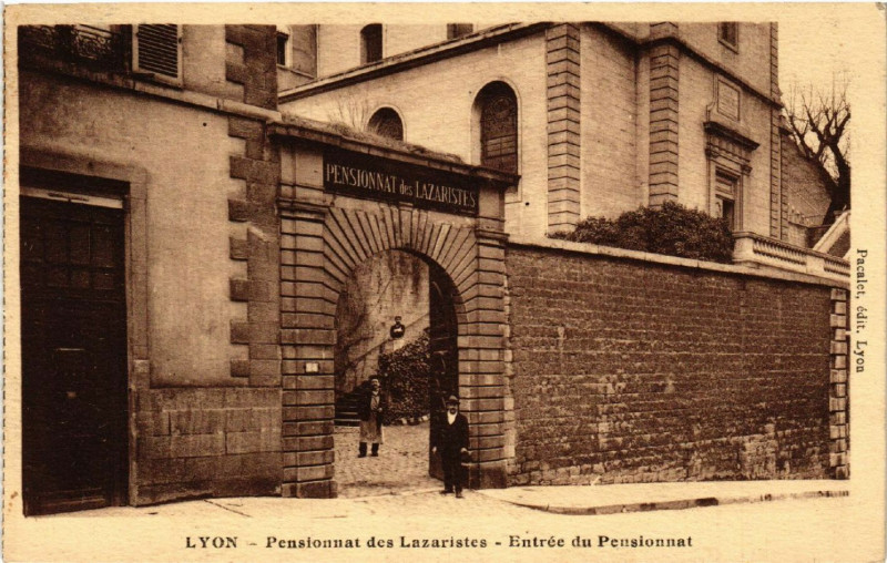 Carte postale ancienne Lyon-Pensionnat des Lazaristes Entrée du Pensionnat à Lyon