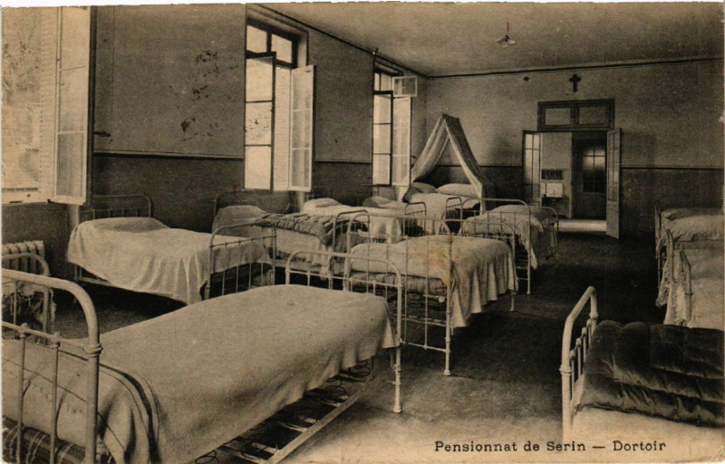 Carte postale ancienne Lyon-Pensionnat de Serin Dortoir à Lyon