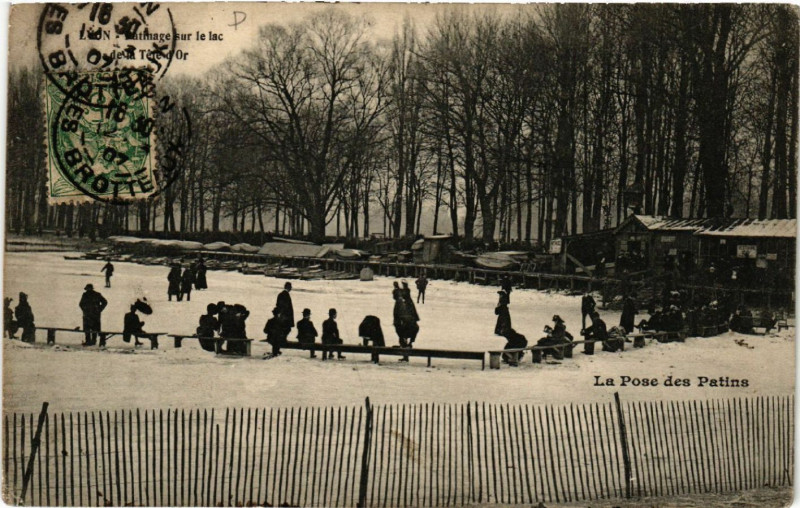 Carte postale ancienne Lyon-Patinage sur le Lac de la Tete d'Or à Lyon